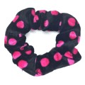 * Scrunchie hårelastik, sort med lyserøde polkaprikker